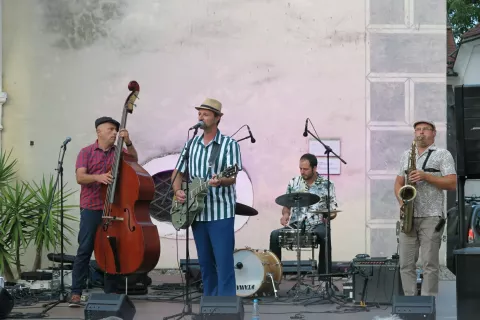 Na odru Cankarjevega trga je navdušila štiričlanska reška zasedba The River Sharks. / Foto: Vilma Stanovnik