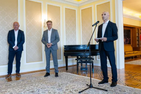 Vladno pobudo, da bi Slovenija gostila start Dirke po Franciji leta 2029, so predstavili direktor kolesarske dirke Po Sloveniji Bogdan Fink, predsednik vlade Robert Golob in predsednik Kolesarske zveze Slovenije Pavel Marđonović. Podporo pobudi so z video nagovori izrazili tudi slovenski vrhunski kolesarji. / Foto: Bor Slana/STA