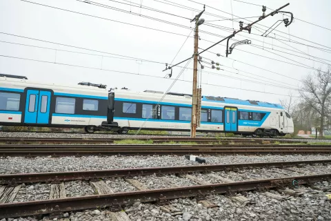 Civilna iniciativa Občanom in okolju prijazna železnica predlaga, da se nova dvotirna mednarodna proga umesti v koridor ob avtocesti, obstoječi tir pa ohrani kot primestna železnica. / Foto: Tina Dokl