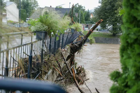 Slovenija je tudi država z največjo gospodarsko škodo na kvadratni kilometer zaradi ekstremnih vremenskih in podnebnih razmer v obdobju 1980–2023; znašala je 866.467 evrov. / Foto: Tina Dokl