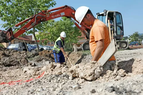 Eno od priporočil za delo v vročini je tudi, naj delavec na delovnem mestu ne bo sam. Fotografija je simbolična. / Foto: arhiv Gorenjskega glasa