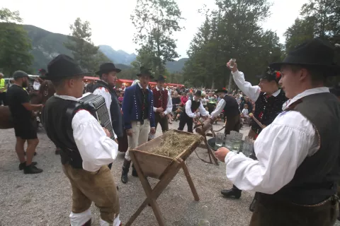 prikaz kmečka ohcet poroka KUD Srednja vas pod Skalco Bohinj Ribčev laz večer stojnice / Foto: Gorazd Kavčič