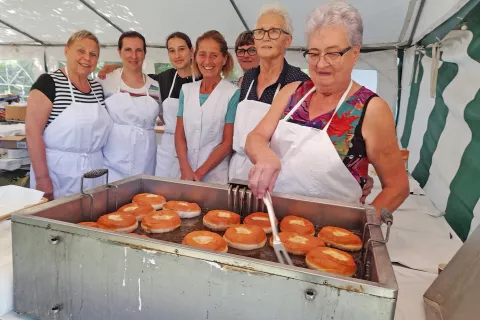 Krapi ali krofi so posebnost žegnanja v Kortah. / Foto: Jože Košnjek