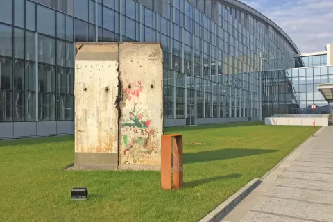 Kos berlinskega zidu pred sedežem Nata v Bruslju. Po padcu tega zidu se je Nato začel širiti na vzhod Evrope, to pa je privedlo do vojne v Ukrajini. / Foto: Wikipedija