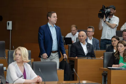 Ljubljana, DZ.Izredna seja Drzavnega zbora, na kateri so obravnavali predlog novele zakona o dolgotrajni oskrbi in predlog novele zakona o pokojninskem in invalidskem zavarovanju.Poslanec poslanske skupine SDS Zan Mahnic ob predsedniku SDS Janezu Jansi. / Foto: Katja Kodba/sta