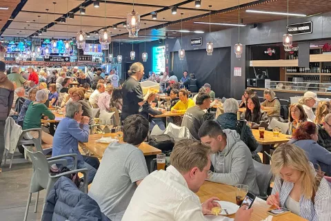 Notranjost tržnice Ribeira je bila v času zgodnjega kosila polna turistov, ki so prišli na degustacije bogato obloženih pintxosov. / Foto: Neža Markelj