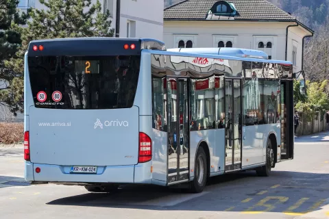 Prevoze kranjskih šolarjev bo v okviru šolskih prevozov, mestnega prometa ali medkrajevnega prometa še naprej izvajala Arriva. / Foto: Tina Dokl