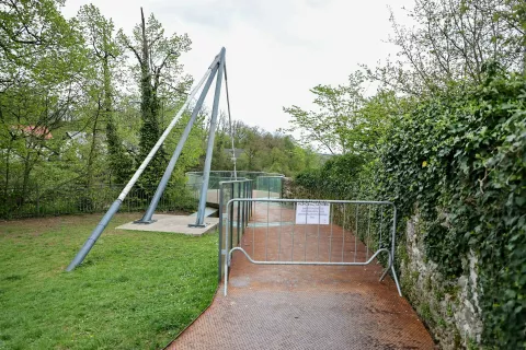 Na razpis za sanacijo razgledne ploščadi Pungert, ki je zaprla od novembra, ni prišla nobena ponudba. / Foto: Tina Dokl