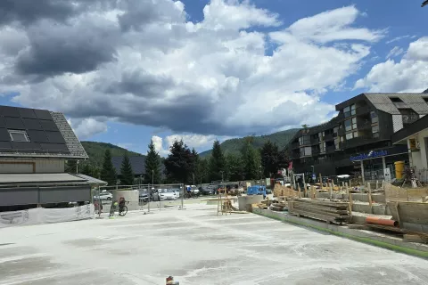 Nova tržnica v središču Bohinjske Bistrice že dobiva končno podobo. / Foto: Marjana Ahačič