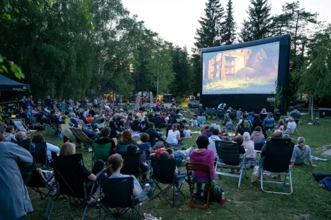 Poletni kino Radovljica kino na prostemProjekcija filma Valovanje, animirani filmKino Radolca / Foto: Nik Bertoncelj