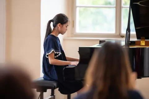 Recital pianistov udeležencev mojstrskega tečaja za klavir Radovljica graščina Baročna dvorananastopa Melody Zhou / Foto: Nik Bertoncelj