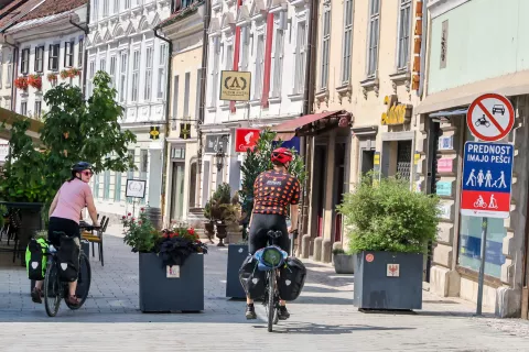 Prešernova ulica v starem mestnem jedru Kranja je bila doslej zaprta za ves motorni promet, odslej bo po njej prepovedano voziti tudi s kolesi in skiroji. / Foto: Tina Dokl