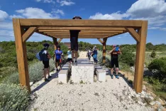 Na panoramski cesti na otoku Pašmanu je več postajališč za kolesarje in pohodnike. / Foto: Grega Flajnik