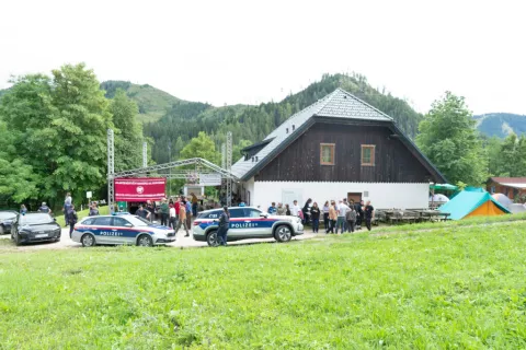 Nad dvajset policistov je v nedeljo preiskalo Muzej pri Peršmanu in preverjalo identiteto udeležencev antifašističnega tabora. Koroški Slovenci so ogorčeni. / Foto: Damjan Smrečnik, časopis Novice Celovec