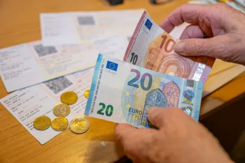 Pri julijskih pokojninah je bil prvič obračunan prispevek za dolgotrajno oskrbo. / Foto: Nik Bertoncelj