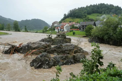 Poplave v avgustu 2023 so pustile katastrofalne posledice – med drugim je voda odnesla Hudičevo brv, priljubljeno peš povezavo čez reko Soro v Škofji Loki. / Foto: Tina Dokl