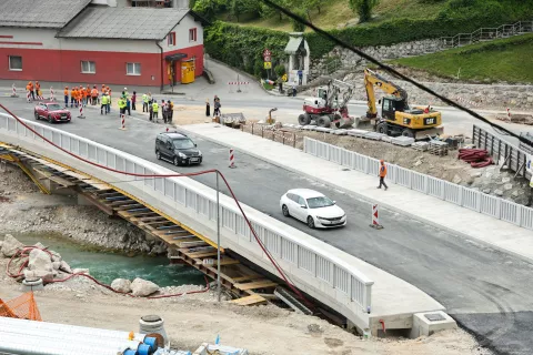 Sprostitev prometa čez polovico nov most Zgornje Stranje Stahovica občina Kamnik / Foto: Tina Dokl