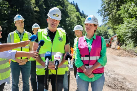Terenski obisk Gorenjske ob druga obletnica ujme Ministrica za infrastrukturo mag. Alenka Bratušek in Milan Čadež župan občine Gorenja vas Poljane / Foto: Tina Dokl