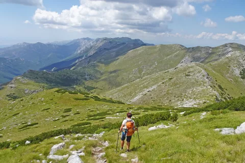 Sestop s Svetega Brda. Daleč v ozadju je Vaganski vrh. Ja, predzadnji, 6 dan, sva stali na prvem in drugem najvišjem na Velebitu. / Foto: Jelena Justin