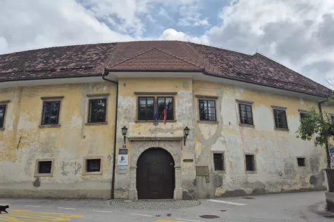 Oglas za prodajo Puštalskega gradu je bil v sredo odstranjen. / Foto: Klara Mrak