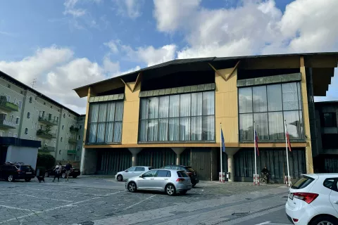 Okna 65 let stare Ravnikarjeve stavbe, kjer domuje kranjska občina, so močno dotrajana in energetsko potratna. / Foto: Maša Likosar