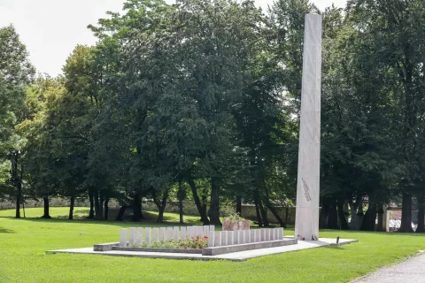 V skupnem grobu v radovljiškem grajskem parku so od leta 1960 pokopani narodni heroj Jože Gregorčič in njegovi soborci, padli med drugo svetovno vojno na Jelovici. Načrte za grobnico z obeliskom je naredil arhitekt Edo Ravnikar. / Foto: Tina Dokl