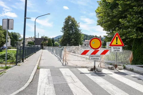 Most čez Soro v središču Medvod je bil v poplavah močno poškodovan. Že dve leti je promet po njem dovoljen le za pešce in kolesarje. Most bodo sedaj podrli in zgradili novega. / Foto: Tina Dokl