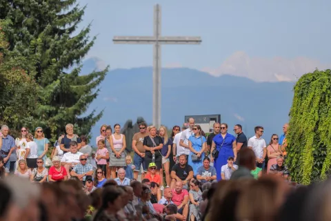 Danes bo na Brezjah ob 10. uri na trgu pred baziliko daroval sveto mašo ljubljanski nadškof metropolit msgr. Stanislav Zore. Pričakujejo več tisoč ljudi. / Foto: Tina Dokl (arhiv Gorenjskega glasa)