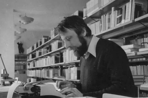 Tone Pretnar je bil ves čas obkrožen s knjigami in pisalnim strojem / Foto: Arhiv