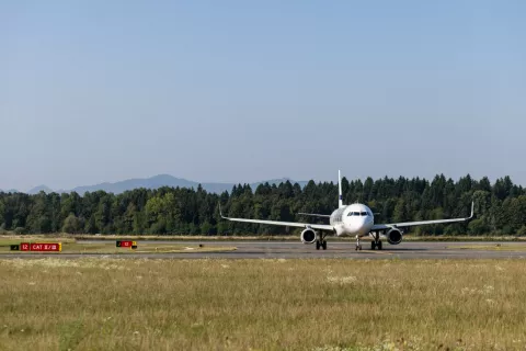 Zgrajena nova povezovalna steza J omogoča optimalno obračanje največjih letal. / Foto: arhiv Fraporta Slovenija