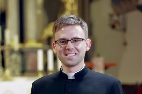 Župnik Gašper Mauko je star 35 let, novo mašo je obhajal pred desetimi leti. Kot je dejal, do začetka študijskih let na veterinarski fakulteti ni pomislil na duhovništvo. Kot duhovnik je doslej služboval v župnijah Vrhnika, Zaplana, Podlipa, Šenčur, Cerklje na Gorenjskem, Homec, Vranja Peč in zadnja tri leta na Breznici. »Ljudje o meni najteže verjamejo, da sem bil kratek čas sodnik hokeja na ledu. Imam veliko veselje do glasbe, naravoslovja in gorá,« je povedal. / Foto: osebni arhiv