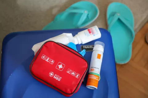 Pred odhodom na oddih ne pozabite na dobro opremljeno potovalno lekarno. / Foto: Tina Dokl
