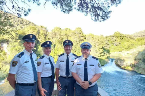 Marjan Premzl, Andreja Vuk, Drago Butara in Goran Mihelčič (na fotografiji z leve) aktivno sodelujejo s hrvaškimi varnostnimi organi na območjih policijskih postaj Novalja (otok Pag), Pula, Krk in Šibenik. / Foto: Arhiv Policije