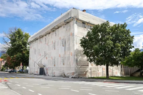 Prenova zunanjosti znamenite Čebelice, v kateri deluje Upravna enota Radovljica, naj bi bila končana do konca septembra. / Foto: Tina Dokl