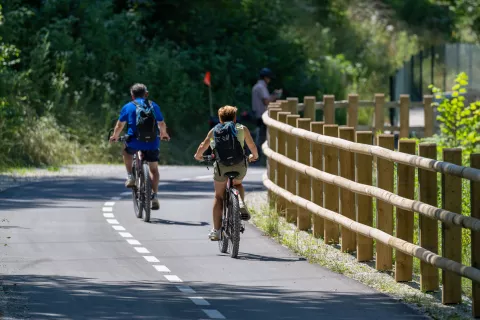 Čeprav je kolesarska povezava uradno še zaprta, jo številni kolesarji že uporabljajo. / Foto: Nik Bertoncelj