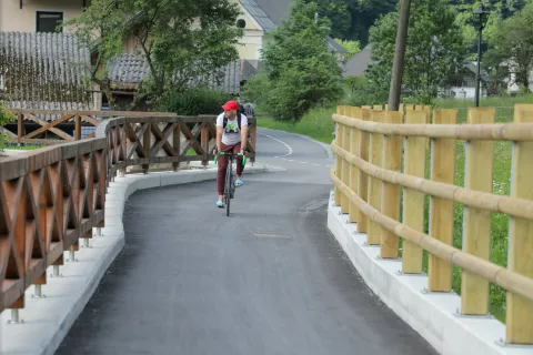 S celostno prometno strategijo so predvideli tudi vzpostavitev novih kolesarskih povezav. / Foto: Tina Dokl