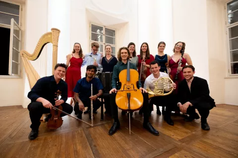 Letošnja ekipa Mladega abonmaja, ki ga vodi violinist Timotej WIlewaldt (prvi na levi) / Foto: Klemen Lorber