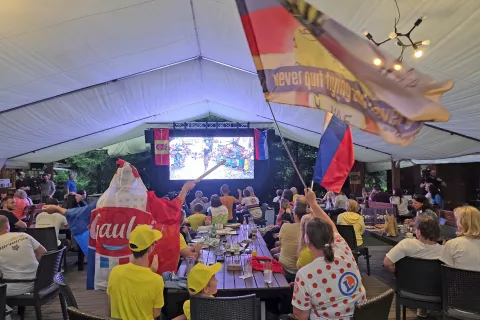 Komendčani in številni okoliški prebivalci so čustveno spremljali zadnji dan letošnje Dirke po Franciji. / Foto: Špela Šimenc