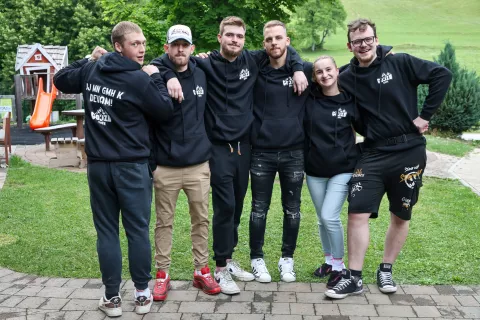 na Gojzdu se dogaja uradno odprtje koče z nova ekipa oskrbnikov z ansamblom Dveh Dolin Gojzd / Foto: Tina Dokl