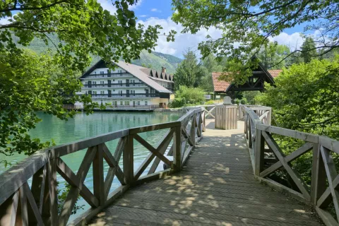 Jezero Črnava v teh poletnih dneh kljub tragični zgodbi hotela in gradu v svojo bližino privablja številne obiskovalce, sprehajalce in kopalce. / Foto: Alenka Brun