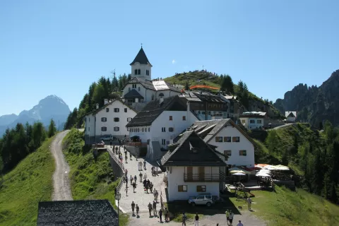 Višarje, kjer romarji počastijo Višarsko Marijo, kraljico miru, bodo znova kraj srečanja Slovencev iz Slovenije, zamejstva in izseljenstva. / Foto: Jože Košnjek