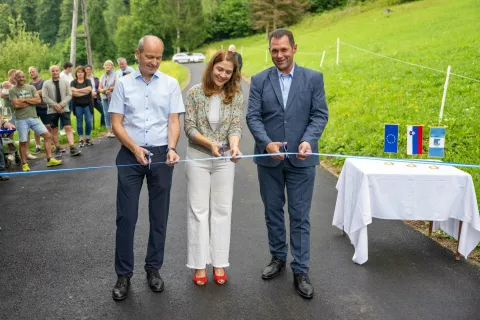 Trak so prerezali predsednica KS Bohinjska Bela Katja Stušek, župan Anton Mežan (desno) in direktor Gorenjske gradbene družbe Vido Jagodic (levo). / Foto: Nik Bertoncelj