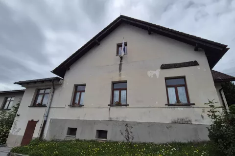 Po ujmi pred dvema letoma so se na zidovih pokazale kar velike razpoke. / Foto: Klara Mrak