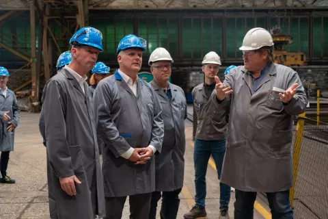 Minister Bojan Kumer si je v spremstvu glavnega direktorja Branka Žerdonerja ogledal hladno valjarno in obrat predelave debele pločevine. / Foto: Skupina SIJ