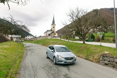 Izbor izvajalca za ureditev ceste in pločnika na Zalem Logu naj bi bil končan avgusta. / Foto: Simon Benedičič