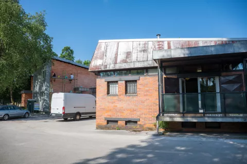 Nekdanja trgovska šola je od leta 2020 v lasti Mestne občine Kranj, ki zdaj namerava od države odkupiti še zemljišče okoli šole. / Foto: Primož Pičulin