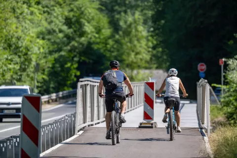 Kolesarska povezava med Bledom in Bohinjem je sicer v večjem delu dokončana, a zaradi dveh še neurejenih odsekov ni odprta. Kolesarji jo, ker je vožnja po cesti nevarna, kljub temu uporabljajo. / Foto: Nik Bertoncelj
