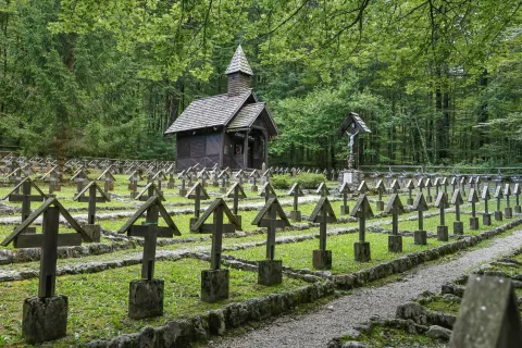 Pokopališče s kapelico v Ukancu, kjer so pokopani padli vojaki prve svetovne vojne / Foto: Tina Dokl