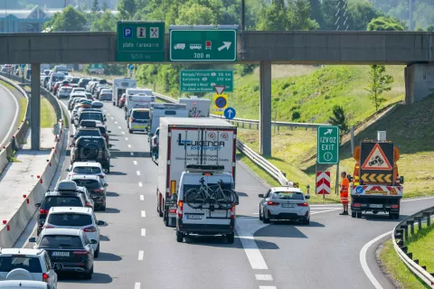 Prometna nesreča uvoz / izvoz avtocesta Hrušica Karavanke JesenicePrometni zastoj avtocesta Jesenice Karavanke Hrušica / Foto: Nik Bertoncelj