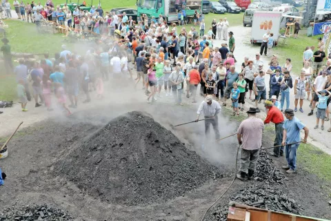 Kopo so letos zakurili že teden dni prej, na Dan oglarjev pa so prikazali trganje. / Foto: Tina Dokl / Foto: 